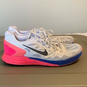 Women’s Nike tennis shoes